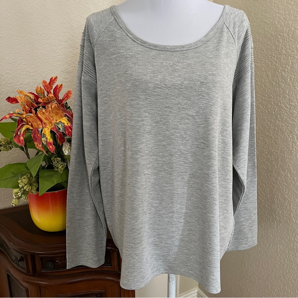 RETRO-ology Mesh Back Long Sleeve Performance Top